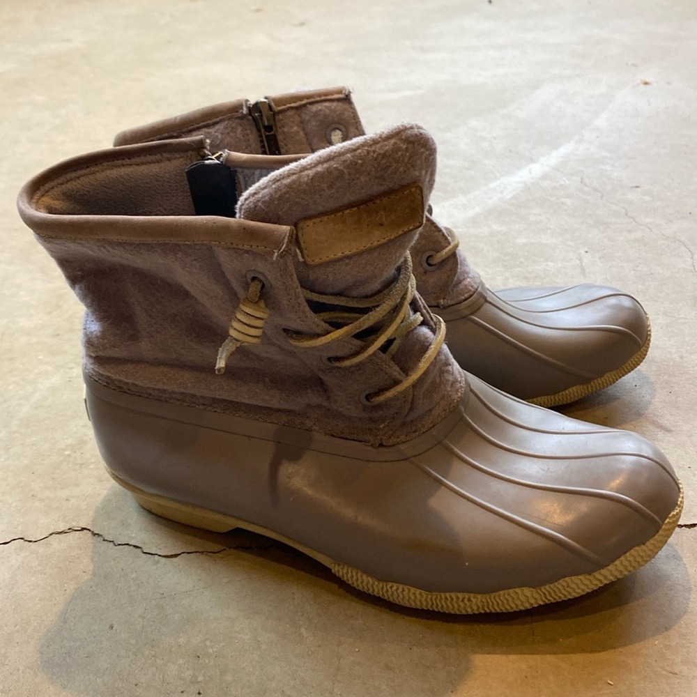 Sperry boots women’s 5.5
